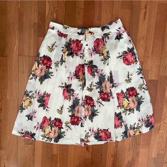 Tahari Dresses & Skirts - Flowy floral pleated midi skirt petite